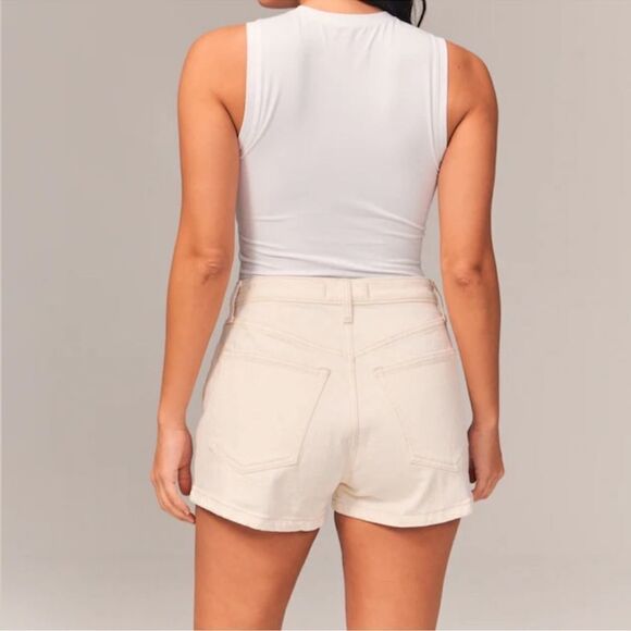 NWT Abercrombie and Fitch The Mom High Rise Shorts Curve Love Cream Size 22 / 36 - Picture 1 of 15